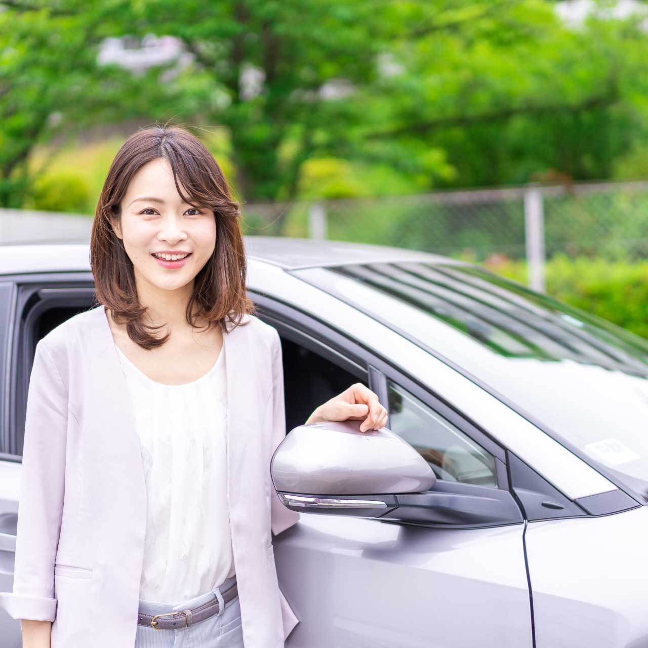 女性と車の写真